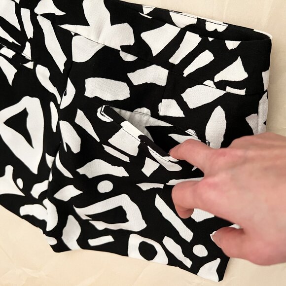 NWOT Urban Outfitters Alice & UO Black & White Patterned Shorts Size 0 - Picture 8 of 14